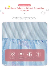 Détail du tissu en coton respirant et jupe en tulle bleu avec broderie de paillettes