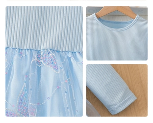 Détails de la robe bleue pour fille avec broderies papillons et haut en maille côtelée