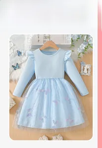 Détail de robe fille bleu clair avec papillons, manches côtelées et jupe en tulle