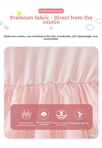 Détail de robe rose pour fille avec corsage en coton côtelé et jupe en tulle pailleté
