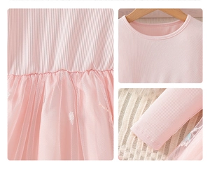 Détails de robe rose pour fille montrant le haut en tricot côtelé et le tutu en tulle