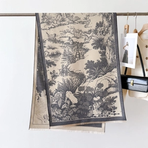 Détail de l'imprimé Toile de Jouy et des franges sur un long châle beige chic
