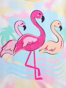 Détail de l'imprimé flamant rose scintillant et palmiers sur tissu tie-dye doux