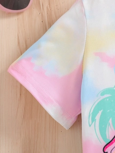Gros plan sur le tissu en coton tie-dye avec motif palmier et couture fine de la manche