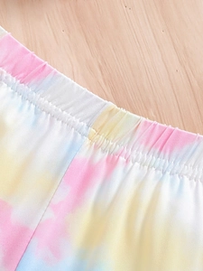 Détail de la taille élastique de l'ensemble tie-dye d'été pour filles avec imprimé