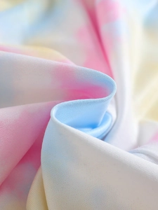 Gros plan du tissu en coton tie-dye pastel rose et bleu pour vêtements d'enfants