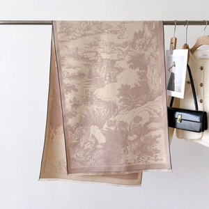 Détail d'un châle en cachemire avec motif Toile de Jouy vintage et finitions à franges
