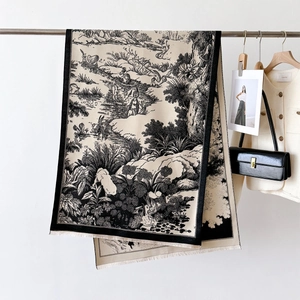 Écharpe beige Toile de Jouy avec imprimé paysage noir et franges sur un support de mode