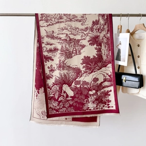 Détail de l'écharpe bordeaux avec imprimé Toile de Jouy et franges courtes délicates
