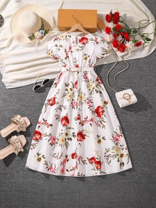 Floral girls summer dress with puff sleeves and red flower patterns for a vacation look