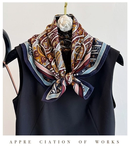 Detail eines Vintage Paisley-Seidenwollschals an schwarzem Kleid mit Blumendekor