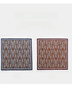 Detail eines Seidenwollschals mit Paisley-Muster in Marineblau und Burgunderrot zum Wenden