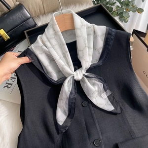 Eleganter weißer Seidenschal mit grünem Blattmuster und schwarzem Rand für den Sommerlook