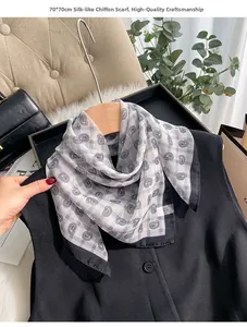 Détail d'un foulard en mousseline de soie paisley 70x70cm noué avec élégance