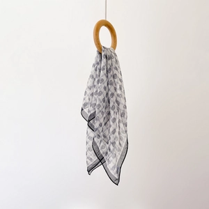 Élégante écharpe en soie blanche avec motif paisley et carreaux sur anneau bois