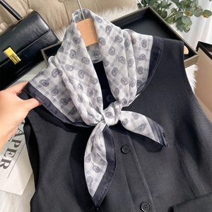 Élégant foulard en soie à motif cachemire et carreaux pour un look de voyage chic