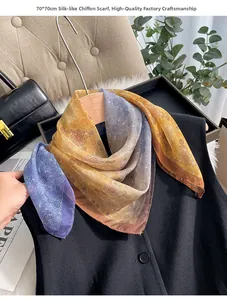 Détail du foulard 70x70cm en mousseline de soie à motif paisley jaune et violet dégradé