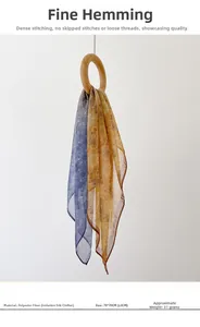 Détail d'un foulard en mousseline 70x70cm à motif paisley bleu et or sur un anneau en bois