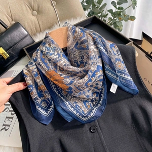 Détail d'un foulard en soie à motif cachemire avec des bords roulés raffinés