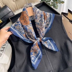 Élégant foulard en soie à motif cachemire et fleurs en bleu Klein et orange sur cintre