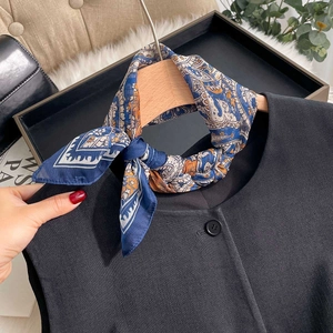 Élégant foulard en soie à imprimé paisley bleu marine et orange sur cintre en bois
