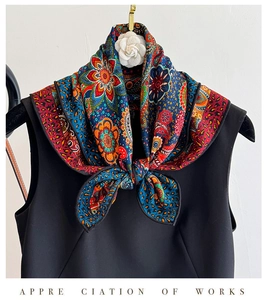 Détail d'un carré en soie et laine avec imprimé paisley floral et camélia blanc