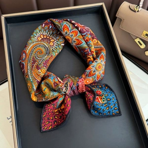 Foulard en soie et laine avec imprimé cachemire aux couleurs orange et bleu éclatantes