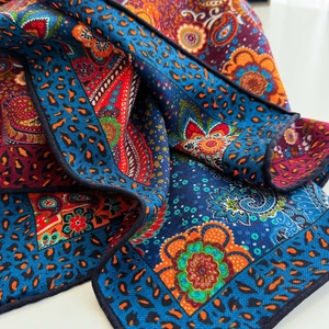 Écharpe en soie et laine à motif paisley et léopard avec des fleurs de style bohème