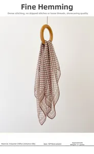 Gros plan d'un foulard carré en mousseline marron à pois avec coutures de précision