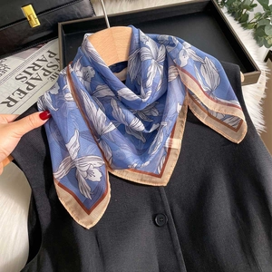 Foulard en mousseline de soie à pois bleu marine avec motifs floraux blancs et bordure
