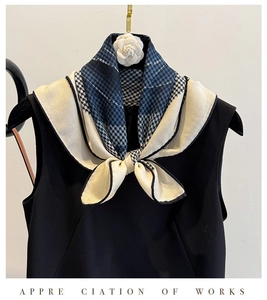 Détail d'une écharpe luxe en soie et laine avec motif camélia et pied-de-poule marine