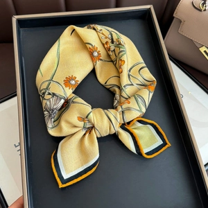 Carré de soie et laine élégant à motif floral marguerite avec bordures rayées sur plateau