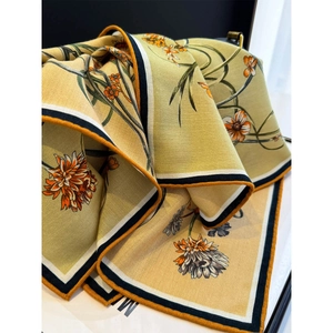Carré de soie et laine élégant avec imprimé floral orange sur fond vert et jaune clair