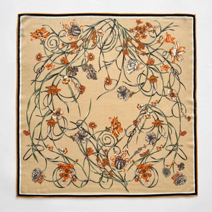 Carré de soie et laine élégant à imprimé floral beige et orange avec bordure rayée