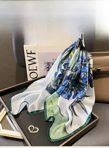Texture détaillée d'un foulard en soie de mûrier à imprimé iris sur fond rustique