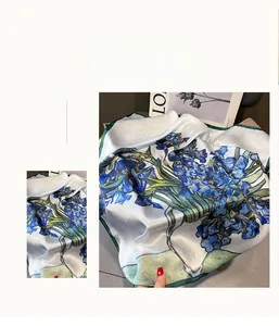 Détail de l'imprimé peinture Iris de Van Gogh sur un foulard en soie de mûrier haut de gamme