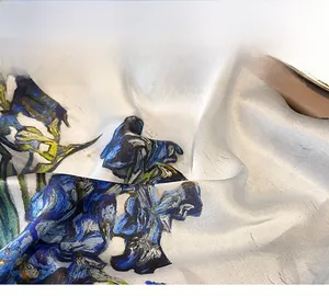 Détail macro d'un foulard en soie avec motif d'iris et finition de bordure soignée