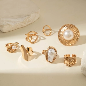 Lot de 7 bagues dorées géométriques avec perles et texture martelée pour superposition
