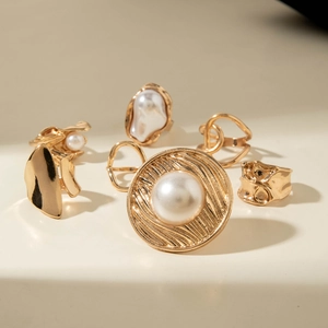 Lot de 6 bagues géométriques dorées avec perles aux textures métalliques variées