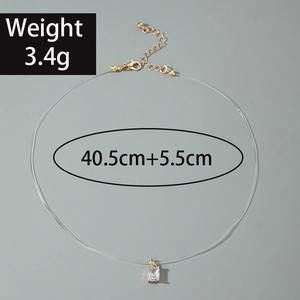 Détail du collier ligne de pêche invisible avec pendentif zircon carré et fermoir doré