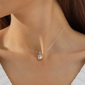 Gros plan élégant d'un collier invisible minimaliste avec un pendentif en cristal
