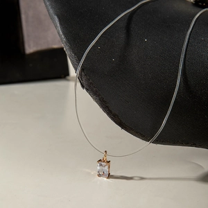 Détail du pendentif cristal taille émeraude sur collier en fil de nylon invisible