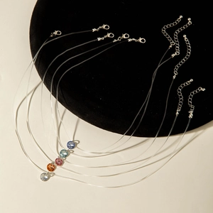 Lot de cinq colliers invisibles en fil de pêche avec pendentifs larmes colorés