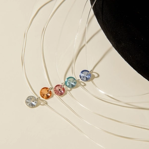 Collier invisible en fil de pêche avec pendentifs en cristal de différentes couleurs