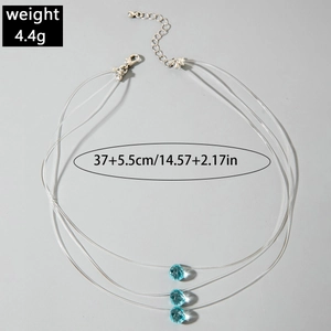 Détail du collier invisible à trois rangs avec perles bleues à facettes et fermoir
