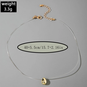 Détail du collier invisible avec pendentif goutte dorée et fil de pêche transparent