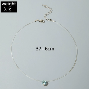 Détail du collier invisible avec pendentif bleu, poids 3,1g et chaîne de 37+6cm