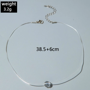 Détail du pendentif larme de sirène sur fil invisible avec fermoir mousqueton argenté et chaîne