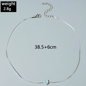 Détail du collier en fil de pêche invisible avec perle irisante et fermoir mousqueton