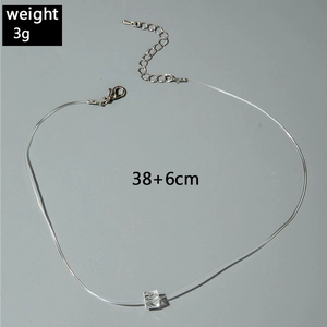 Vue détaillée du collier invisible avec cristal de 6mm et fermoir mousqueton argenté